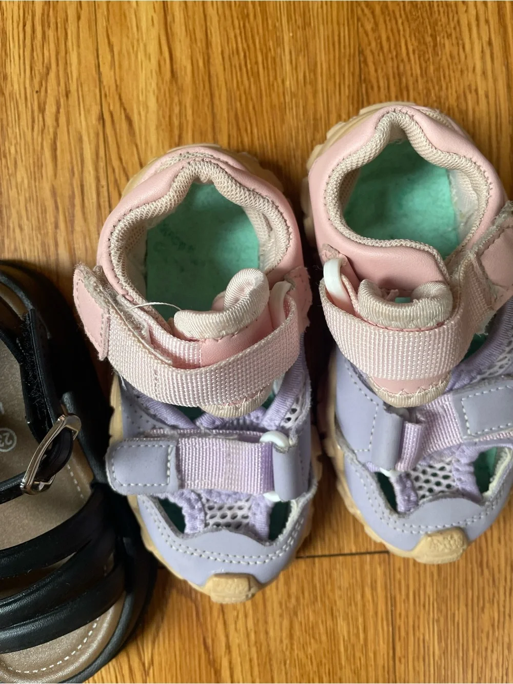 2 pairs of girl sandals size 7